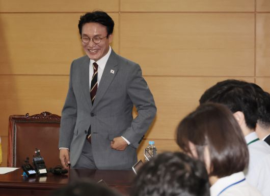 김민석 국무총리 후보자가 10일 서울 금융감독원 연수원에서 열린 기자간담회에 참석하고 있다. [연합]