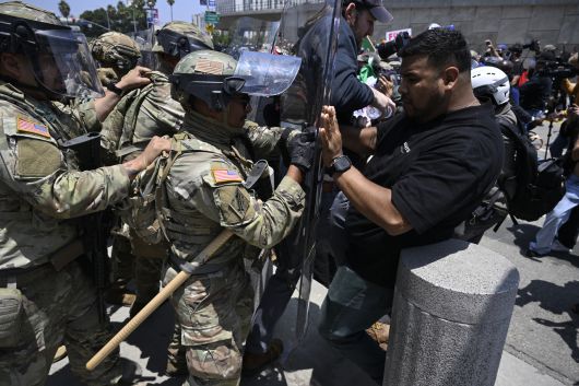 미국 캘리포니아주 로스앤젤레스에서 이민자 단속 반대 시위가 나흘쨰 격화한 가운데 8일(현지시간) 메트로폴리탄 구치소 밖에서 주방위군과 시위대가 대치하고 있다. [게티이미지]