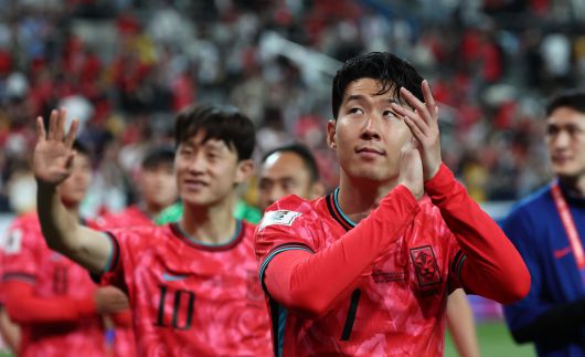 손흥민이 10일 쿠웨이트와 경기를 마친 뒤 선수들과 그라운드를 돌며 팬들에게 인사하고 있다. [연합]