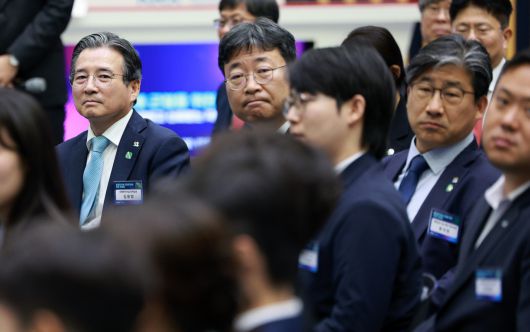 김용범 대통령실 정책실장(왼쪽부터), 하준경 대통령실 경제성장수석, 류덕현 재정기획보좌관이 11일 서울 영등포구 한국거래소에서 이재명 대통령 주재로 열린 주식시장 불공정거래 근절을 위한 현장 간담회에서 발언을 경청하고 있다. [대통령실통신사진기자단] [연합]