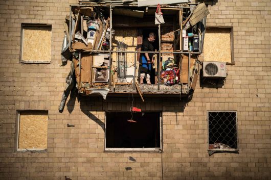 러시아의 드론 공격으로 11일 우크라이나의 민간 거주지 주택의 발코니가 파괴된 상태다. [AFP]