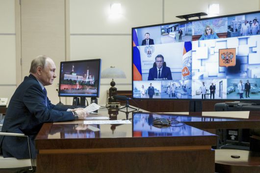 블라디미르 푸틴 러시아 대통령이 10일(현지시간) 모스크바 외부 안가에서 화상회의에 참석하고 있다. [AP]