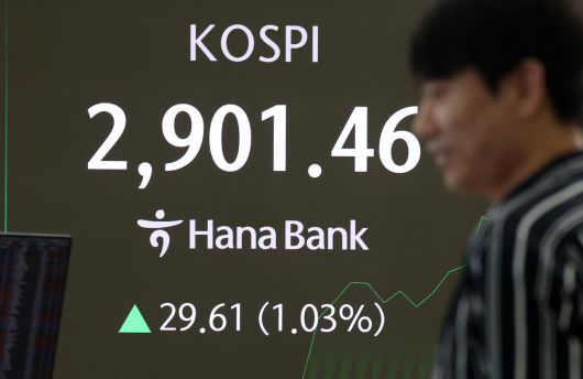 코스피가 전 거래일(2871.85)보다 15.47포인트(0.54%) 오른 2887.32에 개장한 11일 오전 서울 중구 하나은행 딜링룸 전광판에 지수가 표시되고 있다. [뉴시스]