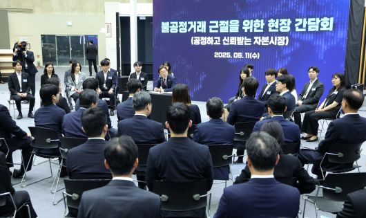 이재명 대통령이 11일 서울 영등포구 한국거래소에서 열린 주식시장 불공정거래 근절을 위한 현장 간담회를 주재하고 있다. [대통령실통신사진기자단]  [연합]