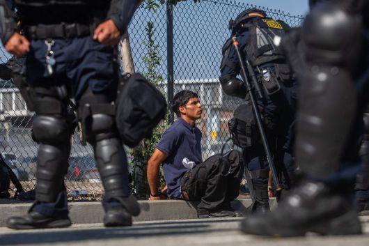 10일 미국 로스앤젤레스(LA)에서 불법 이민자들의 단속에 대한 항의 시위가 계속되는 가운데 캘리포니아 고속도로 순찰대가 101번 고속도로 고가도로에서 시위대를 체포하고 있다. [AFP]