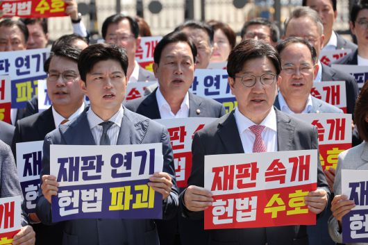 김용태 국민의힘 비상대책위원장과 권성동 원내대표가 11일 이재명 대통령의 공직선거법 위반 사건의 파기환송심을 사실상 무기한 연기한 서울고등법원 앞에서 열린 현장 의원총회에서 구호를 외치고 있다. [연합]