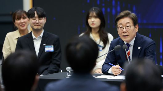 이재명 대통령이 11일 서울 영등포구 한국거래소에서 열린 주식시장 불공정거래 근절을 위한 현장 간담회에서 참석자 질문에 답하고 있다. [대통령실통신사진기자단]