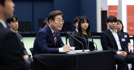 이재명 대통령이 11일 서울 영등포구 한국거래소에서 열린 주식시장 불공정거래 근절을 위한 현장 간담회에서 참석자 질문을 듣고 있다. [대통령실통신사진기자단] [연합]