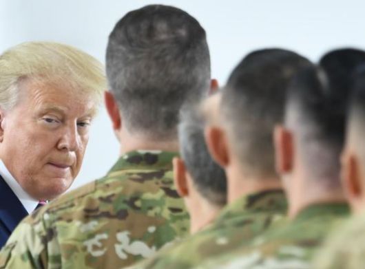 2020년 9월 도널드 트럼프 미국 대통령이 맥클렐런 공원에서 캘리포니아 주방위군을 만나는 사진. [AFP]