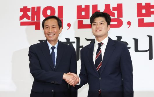 김용태 (오른쪽) 국민의힘 비상대책위원장과 대통령실 우상호 정무수석이 10일 국회에서 만나 인사하고 있다. [연합]