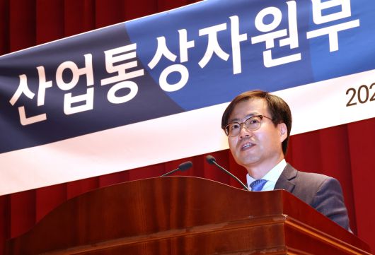 여한구 신임 산업통상자원부 통상교섭본부장이 12일 정부세종청사 산업통상자원부 강당에서 열린 취임식에서 취임사를 하고 있다. [연합]