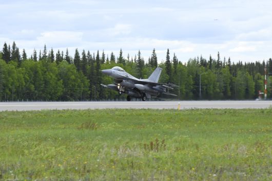 미국 알래스카에서 훈련 중 기체가 파손된 한국 공군 KF-16 전투기의 사고 원인은 활주로(Runway)가 아닌 유도로(Taxiway)로 잘못 진입했기 때문인 것으로 나타났다. 훈련 참가를 위해 공군 충주기지에서 출발한 KF-16이 지난 4일(현지시간) 아일슨 기지에 착륙하는 모습. [헤럴드DB]