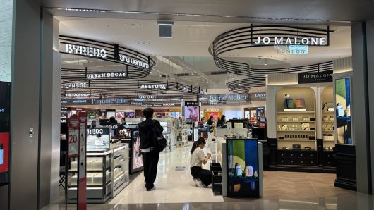 인천공항 제2여객터미널 내 신세계 존. 매장이 곡선 형태로 배열되어 있는 점이 특징이다. 신현주 기자