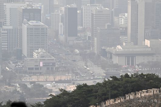 서울 종로구 북악스카이웨이에서 바라본 도심 일대가 미세먼지로 인해 뿌연 모습을 나타내고 있다. 임세준 기자.