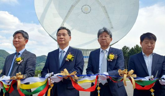 윤영빈(왼쪽 두번째) 우주항공청장과 박장현(왼쪽 세번째) 한국천문연구원장이 12일 열린 KVN 서울대 평창전파천문대 개소식에서 테이프 커팅을 하고 있다.[우주항공청 제공]