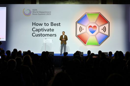 ‘제16회 IGDS 월드 백화점 서밋(WDSS 2025)’ 이틀째인 12일 롯데호텔 서울에서 정준호 롯데백화점 대표가 발표하는 모습 [롯데백화점 제공]