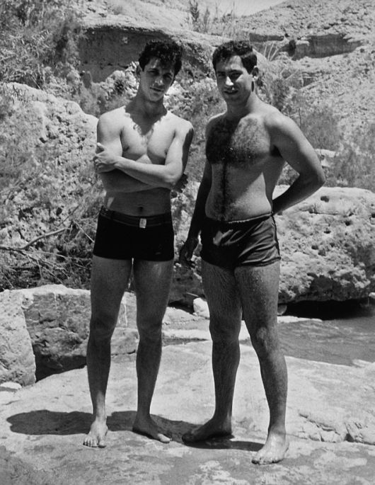 베냐민 네타냐후(오른쪽)이스라엘 총리가 1968년 예루살렘 동쪽에 펼쳐진 사막 ‘유대 광야’에서 친구와 함께 찍은 사진. [이스라엘 정부 공보실/게티이미지]