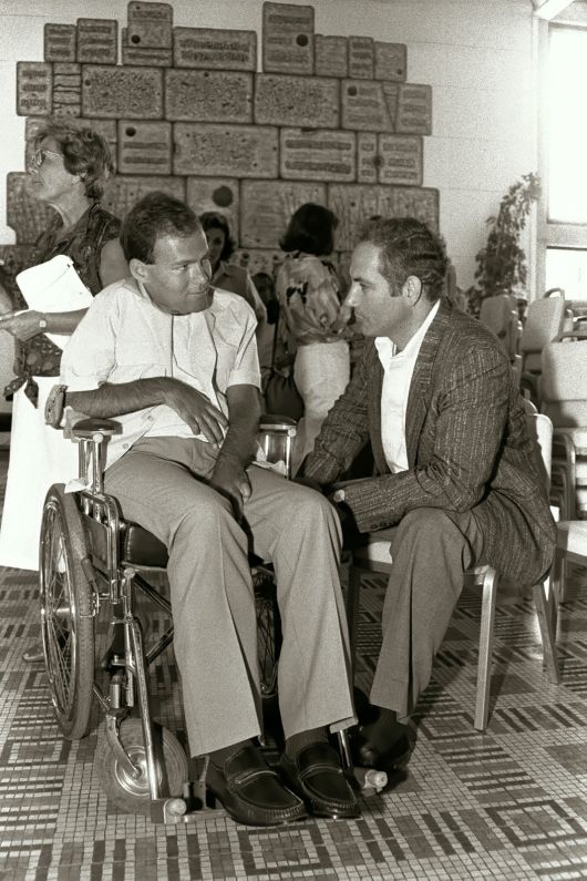 베냐민 네타냐후(오른쪽)가 엔테베 작전에 투입됐다가 영구 장애를 얻은 대원 소린 헤르시코와 1986년 7월 2일 만나 대화하고 있다. [이스라엘 정부 공보실/게티이미지]