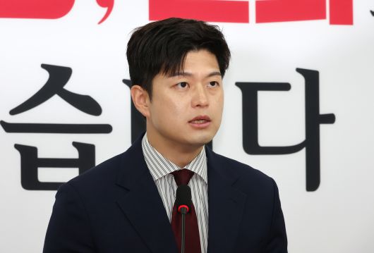 김용태 국민의힘 비상대책위원장이 13일 국회에서 이재명 대통령 불법 대북 송금 의혹 재판과 관련해 입장 발표를 하고 있다. [연합]