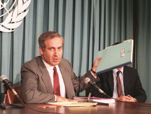 베냐민 네타냐후 이스라엘 총리가 1984~1988년 주유엔 이스라엘 대사로 재직 중 발표하고 있다. [AFP/게티이미지]