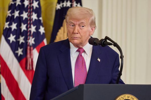 도널드 트럼프 미국 대통령이 12일(현지시간) 워싱턴 DC 백악관 이스트룸에서 캘리포니아의 가스 구동 자동차 규제를 단계적으로 폐지하고 2035년까지 신차 판매를 종료하는 결의안에 서명하기 전에 연설하고 있다. [EPA]