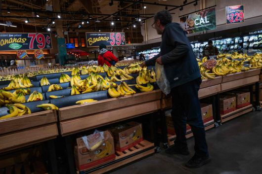 지난달 13일(현지시간) 미국 뉴욕 브루클린의 식료품점에서 쇼핑하는 사람들. [AFP]