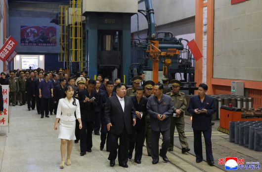 김정은 북한 국무위원장이 지난 13일 중요군수공업기업소를 현지지도하고 상반기 포탄생산 실태와 능력확장 및 현대화 정형을 구체적으로 요해(파악)했다고 조선중앙통신이 14일 보도했다. [조선중앙통신, 연합]