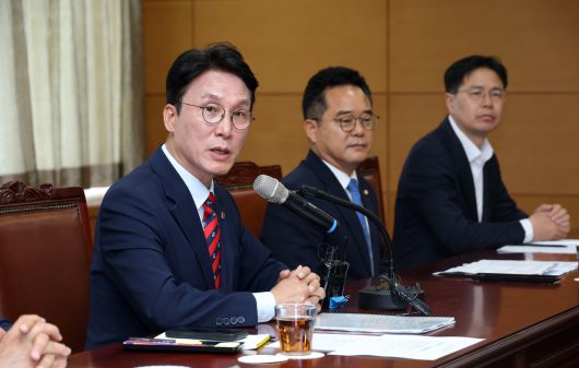 김민석(왼쪽) 국무총리 후보자가 13일 오전 서울 종로구 통의동 금융감독연수원 내 청문회 준비단 사무실에서 열린 ‘밥상물가 안정을 위한 경청 간담회’에서 발언하고 있다. 임세준 기자