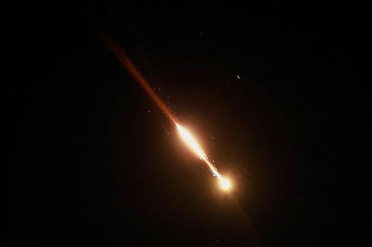 이란이 13일(현지시간) 이스라엘의 공습으로 자국 핵시설에 피해를 본 데 대한 보복으로 미사일을 다량 발사하는 대규모 공습을 벌였다. [로이터]