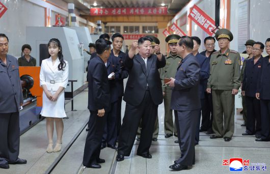 김정은 북한 국무위원장이 지난 13일 중요군수공업기업소를 현지지도하고 상반기 포탄생산 실태와 능력확장 및 현대화 정형을 구체적으로 요해(파악)했다고 조선중앙통신이 14일 보도했다. [조선중앙통신, 연합]