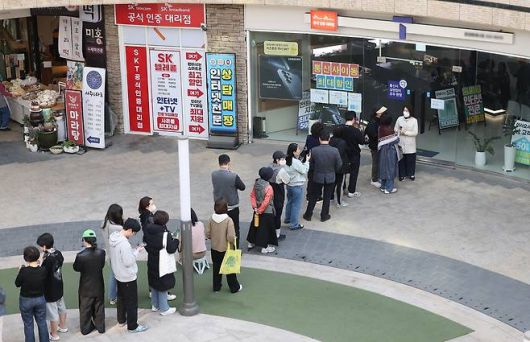유심 무료교체를 위해 SKT 대리점에 시민들이 줄을 서서 교체를 기다리고 있다. [연합]