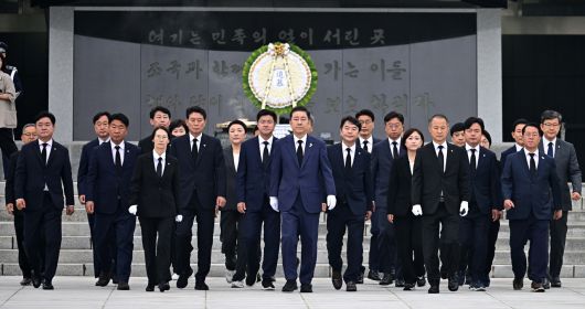김병기 더불어민주당 대표 직무대행 겸 원내대표를 비롯한 신임 원내지도부가 16일 오전 서울 동작구 국립서울현충원 현충탑을 참배를 마치고 이동하고 있다. 이상섭 기자