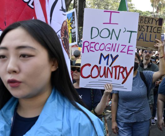 지난 14일(현지시간) 14일 미국 로스앤젤레스(LA)에서 수천 명의 시위대가 트럼프 행정부의 정책에 항의하기 위해 시청에 모였습니다.[UPI]