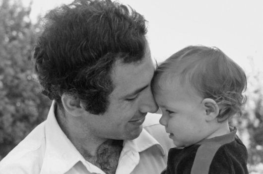 베냐민 네타냐후가 엔테베 작전에 투입됐다가 영구 장애를 얻은 대원 소린 헤르시코와 1986년 7월 2일 만나 대화하고 있다. [이스라엘 정부 공보실]