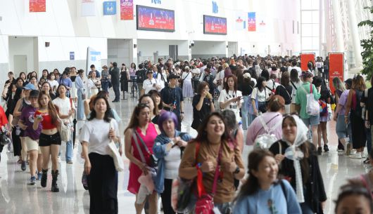 방탄소년단 팬들이 13일 경기 고양시 일산서구 킨텍스에서 방탄소년단 데뷔 12주년 기념 축제 ‘2025 BTS 페스타’(2025 BTS FESTA)에 입장하기 위해 줄을 서 있다. [연합]