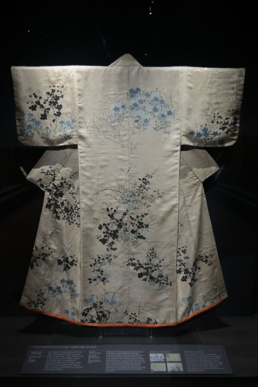 17일 국립중앙박물관에서 개막하는 특별전 ‘일본미술, 네 가지 시선’에 출품된 오가타 고린의 ‘가을풀무늬 고소데’. [연합]