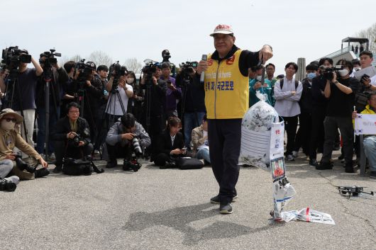 최성룡 납북자가족모임 대표가 4월 23일 오전 경기도 파주시 임진각에서 항공안전관리법에 따라 2㎏을 넘지 않게 전단을 준비했다며 대북전단 뭉치를 들어 보이고 있다. [연합뉴스]
