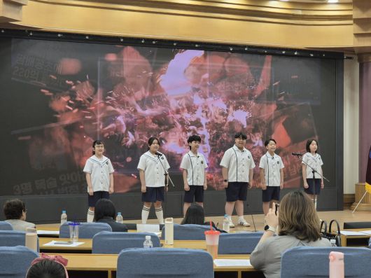 웅변대회에 참가한 심석초등학교 학생 6명으로 구성된 단체부팀. 이들은 ‘우리 산, 우리가 지킵시다’를 주제로 무대에 올라 최근 산불 피해를 보고 느낀 경각심을 바탕으로, 산불 예방을 호소해 눈길을 끌었다.