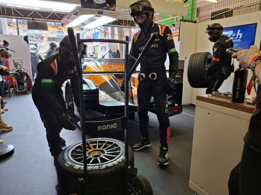 제네시스 레이싱팀 엔지니어들이 차량의 타이어를 교체하고 있다. [르망(프랑스)=김성우 기자]