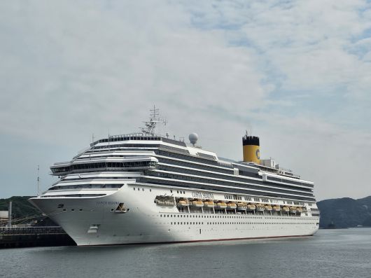 국내 취항 최대 규모인 11만4000톤(t)급 코스타 세레나호가 항구에 정박해 있다. [신소연 기자]