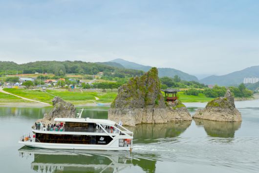 도담삼봉과 남한강 유람선