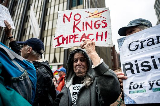 지난 14일(현지시간) 미국 매사추세츠주 보스턴에서 시민들이 ‘노 킹스’ 시위에 참여하고 있다. [신화]