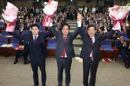 16일 서울 여의도 국회에서 열린 국민의힘 원내대표 선출 의원총회에서 새 원내대표로 당선된 송언석 의원이 두 팔 들어 인사하고 있다. 왼쪽부터 김용태 비상대책위원장, 송 신임 원내대표, 권성동 전 원내대표. 이상섭 기자