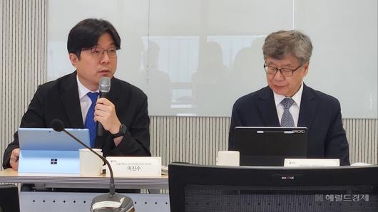 17일 오전 10시 서울 관악구 서울대 우석경제관에서 개최된 ‘성공하는 대통령: 새 정부에 대한 제언’ 연구 발표회에서 이진수 서울대 행정대학원 교수가 발언하고 있는 모습. 안효정 기자.