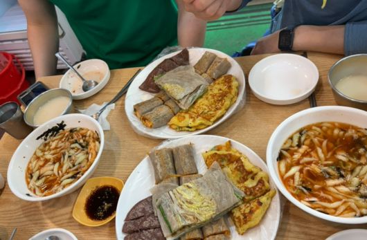 14일 강원도 영월에서 클린하이커스가 주최해 열린 ‘제1회 쓰레기줍기대회’ 참가자들이 강원도 영월 시장에서 식사하고 있다. 김광우 기자.