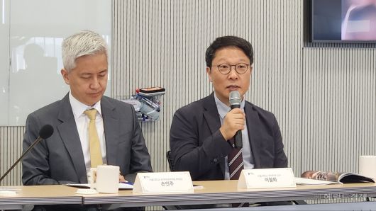 17일 오전 10시 서울 관악구 서울대 우석경제관에서 개최된 ‘성공하는 대통령: 새 정부에 대한 제언’ 연구 발표회에서 이철희 서울대 경제학부 교수가 발언하고 있는 모습. 안효정 기자.