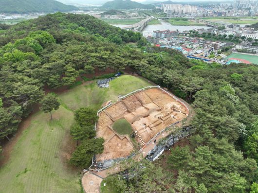 공주 무령왕릉과 왕릉원 전경. [국립부여문화유산연구소]