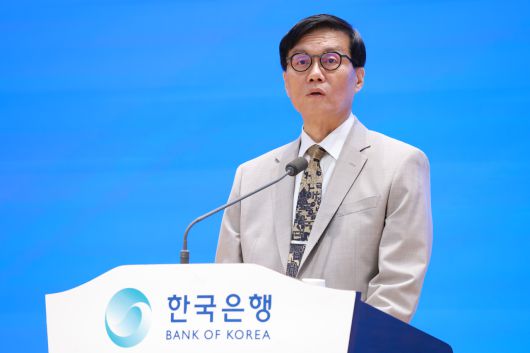 이창용 한국은행 총재가 12일 신 정부를 향해 사회 통합과 실용에 기반한 경제 성장 그리고 명확한 구조개혁을 주문했다. 기준금리는 인하 기조를 이어갈 것이라고 밝혔다. 사진은 이날 서울 중구 한국은행에서 열린 창립 제75주년 기념식에서 발언하고 있는 이 총재 [한국은행 제공]