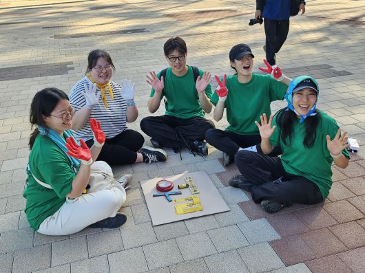 14일 강원도 영월에서 클린하이커스가 주최해 열린 ‘제1회 쓰레기줍기대회’ 참가자들이 정크아트를 만들고 기념 촬여을 하고 있다. 김광우 기자.