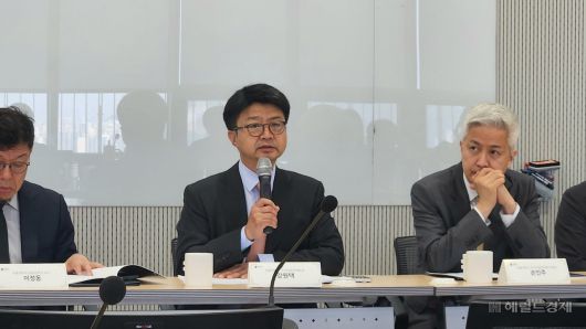 17일 오전 10시 서울 관악구 서울대 우석경제관에서 개최된 ‘성공하는 대통령: 새 정부에 대한 제언’ 연구 발표회에서 강원택 서울대 정치외교학부 교수가 발언하고 있는 모습. 안효정 기자.